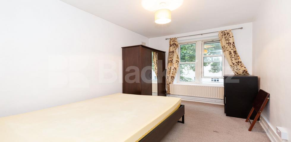 3 good size double bedrooms plus a spacious lounge in hackney Amhurst Road, Hackney